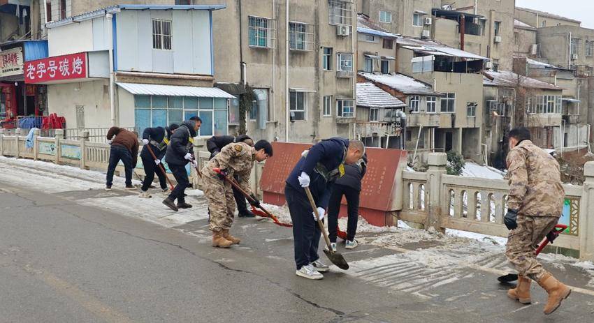 全力保障群眾出行安全——仙桃市通?？阪?zhèn)組織民兵...